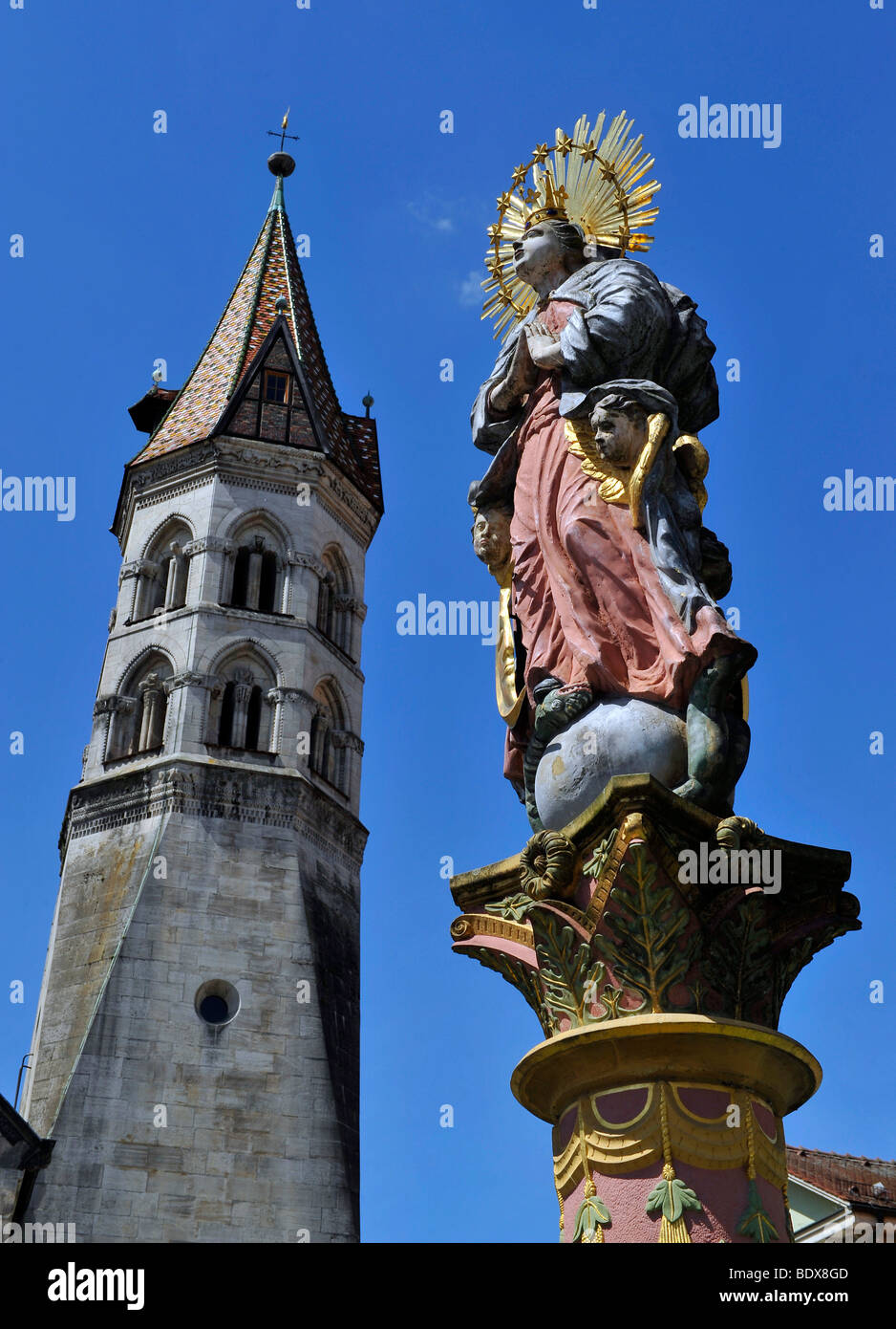 San Johanniskirche, Chiesa di San Giovanni Evangelista, con Johannisturm campanile romanico, fontana Marienbrunnen, Schwaebisch Gmuend, Baden- Foto Stock