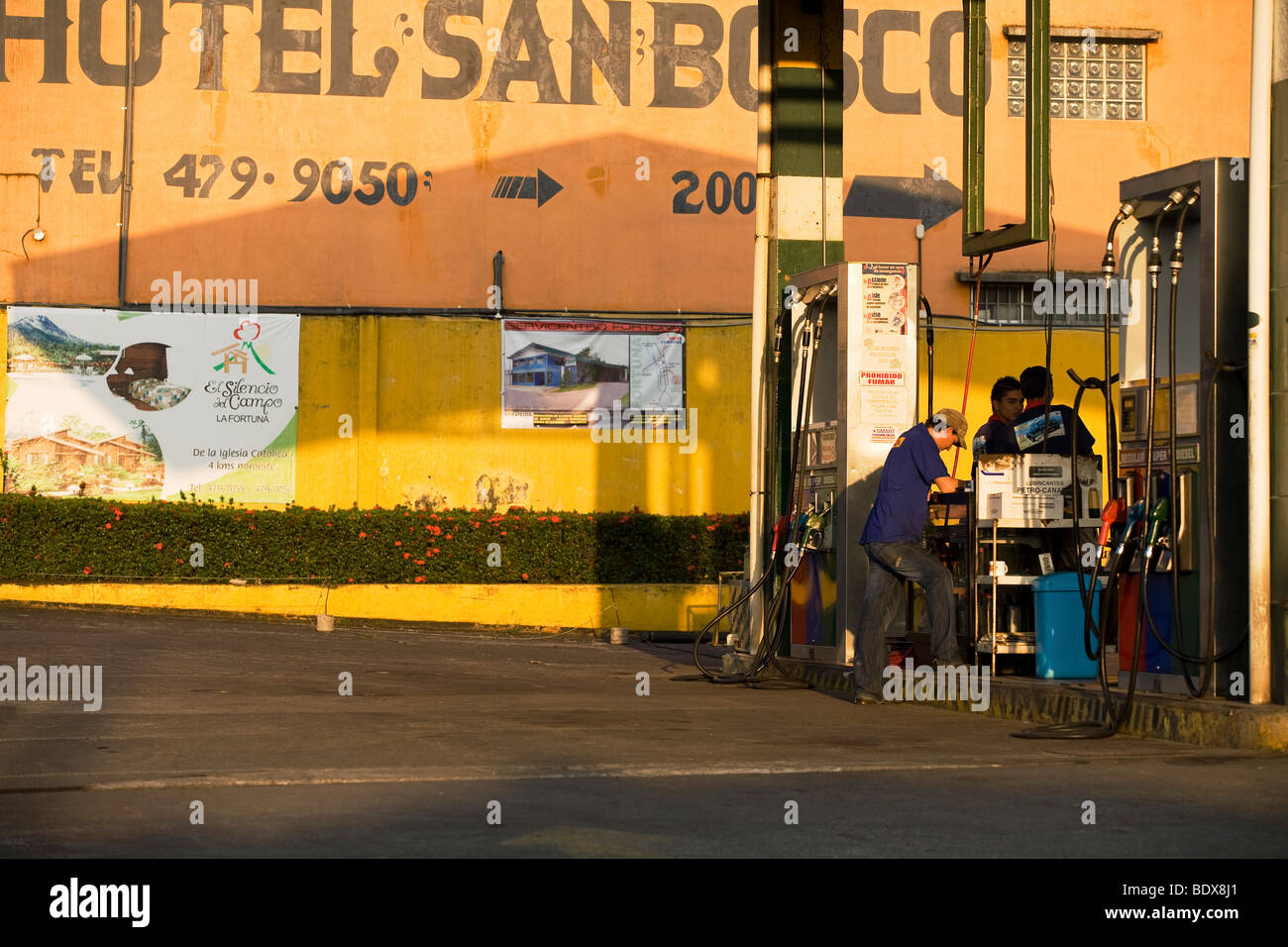 Una stazione di gas in giù in città La Fortuna, Costa Rica Foto Stock