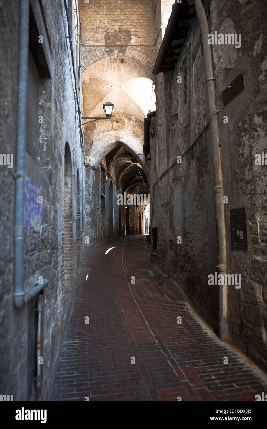 Le piccole strade e vicoli della città vecchia (centro storico), Perugia, Umbria, Italia Foto Stock