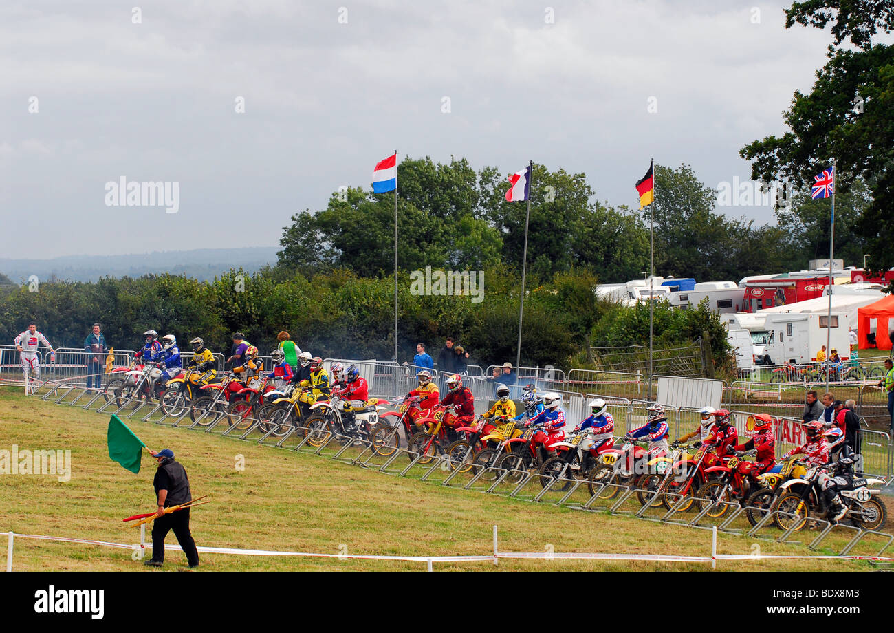 Piloti allo start della gara di motocross in lizza per il Ken Hall trofeo, Manor Farm, Langrish, vicino a Petersfield, Hampshire REGNO UNITO. Foto Stock