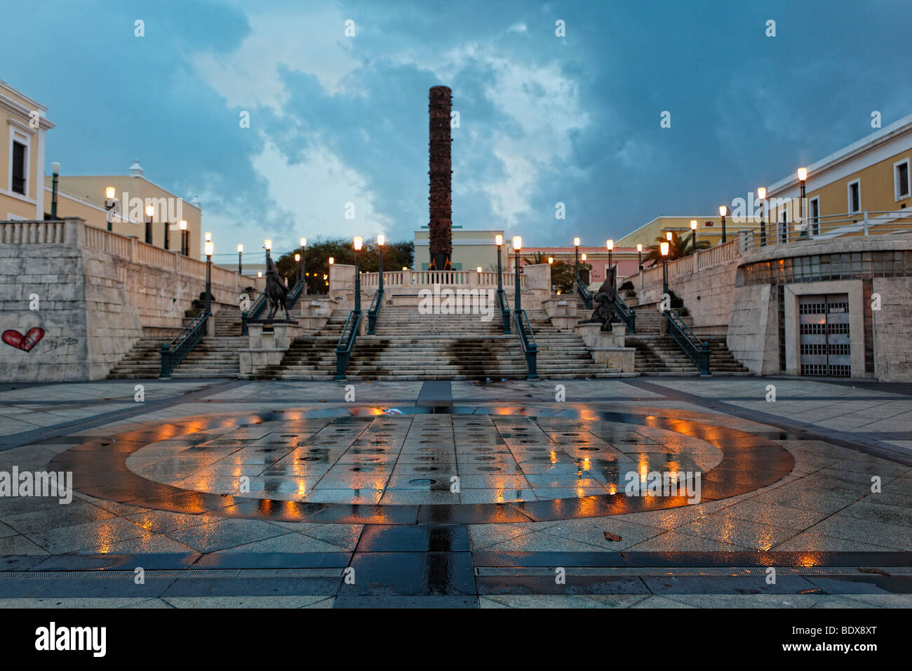 Basso angolo vista di una piazza al tramonto, V centenario square, Old San Juan, Puerto Rico Foto Stock