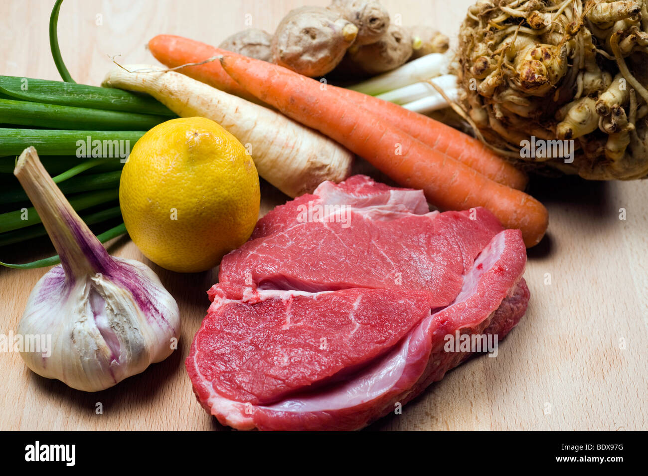 Manzo e verdure, gli ingredienti per un chiaro di brodo di manzo Foto Stock