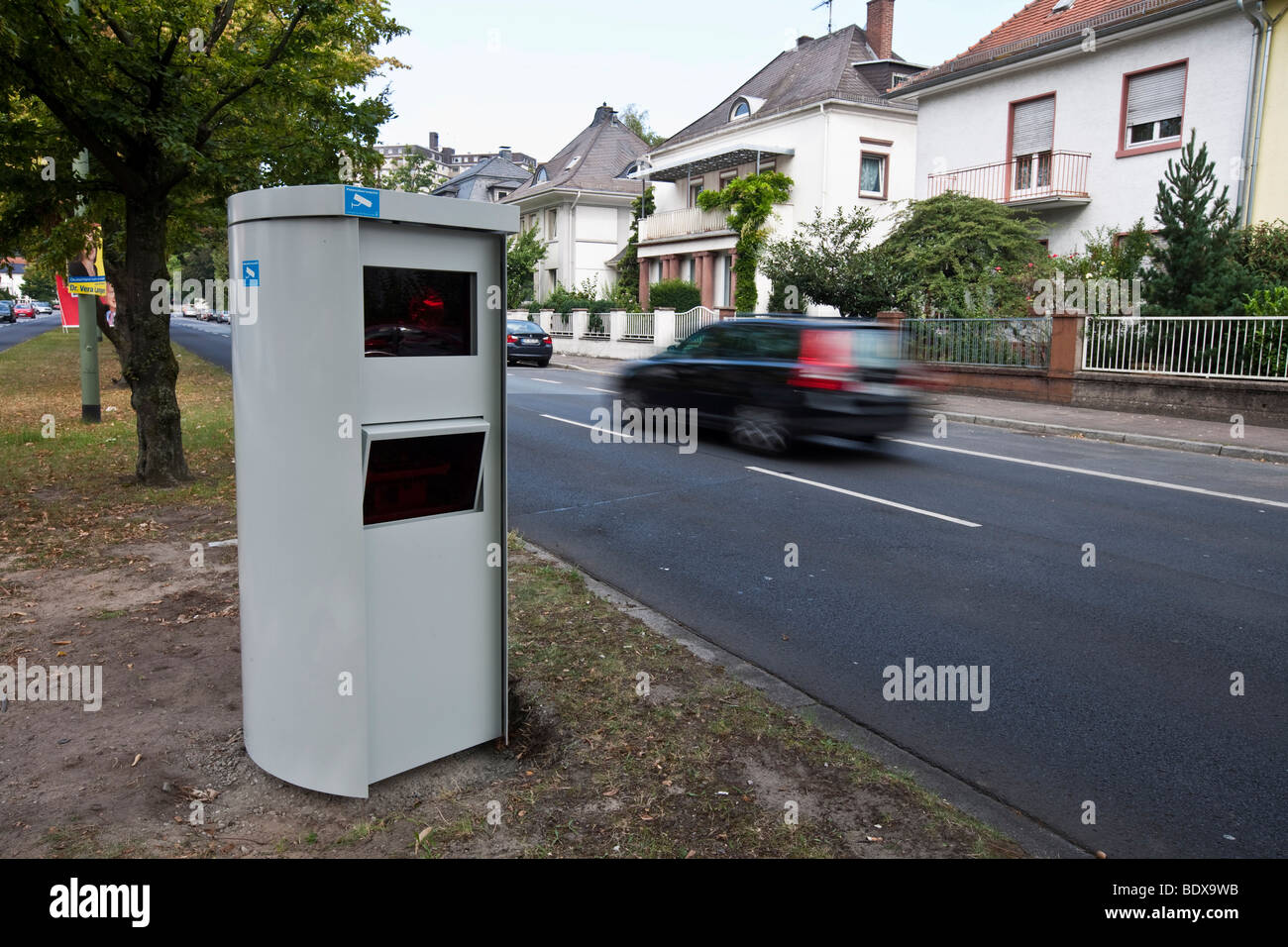 Monitoraggio della velocità con un regime stazionario fotocamera, Offenbach, Hesse, Germania, Europa Foto Stock