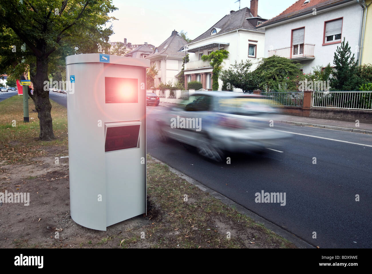 Monitoraggio della velocità con un regime stazionario fotocamera, Offenbach, Hesse, Germania, Europa Foto Stock