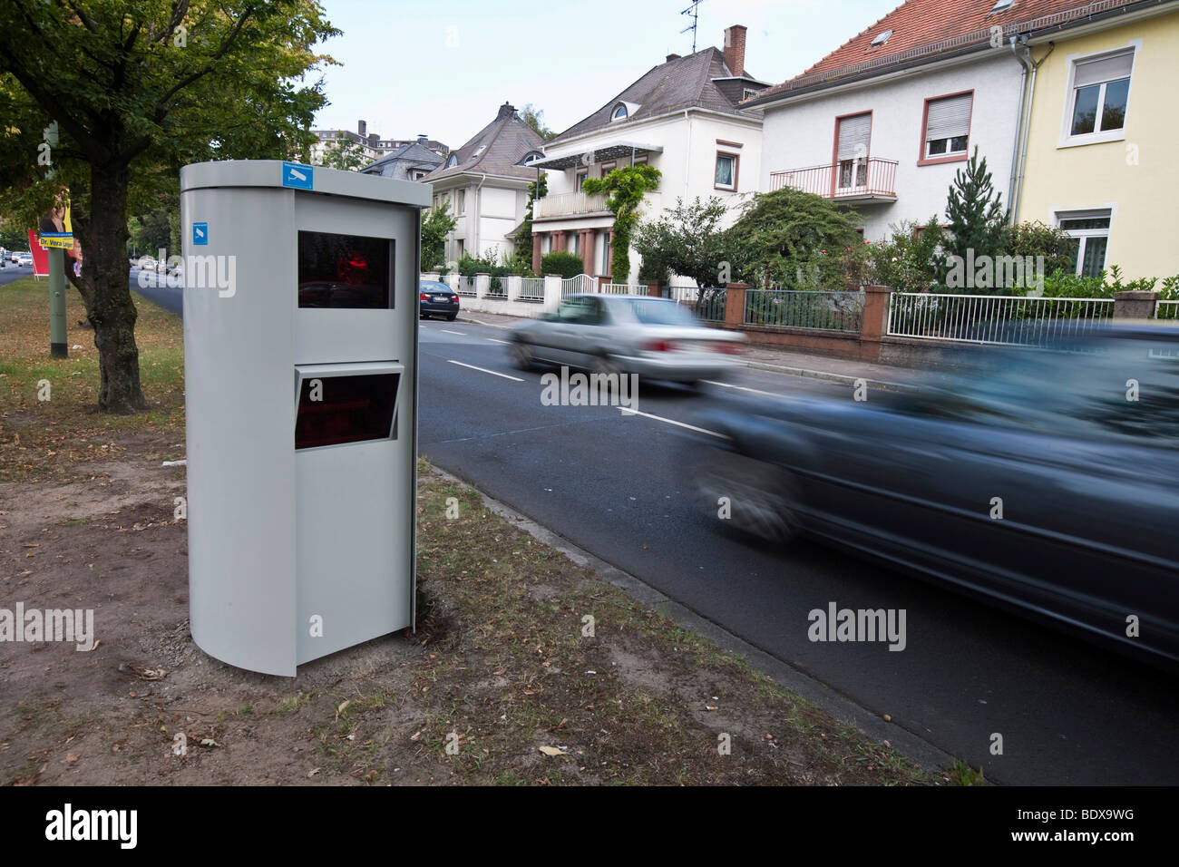 Monitoraggio della velocità con un regime stazionario fotocamera, Offenbach, Hesse, Germania, Europa Foto Stock