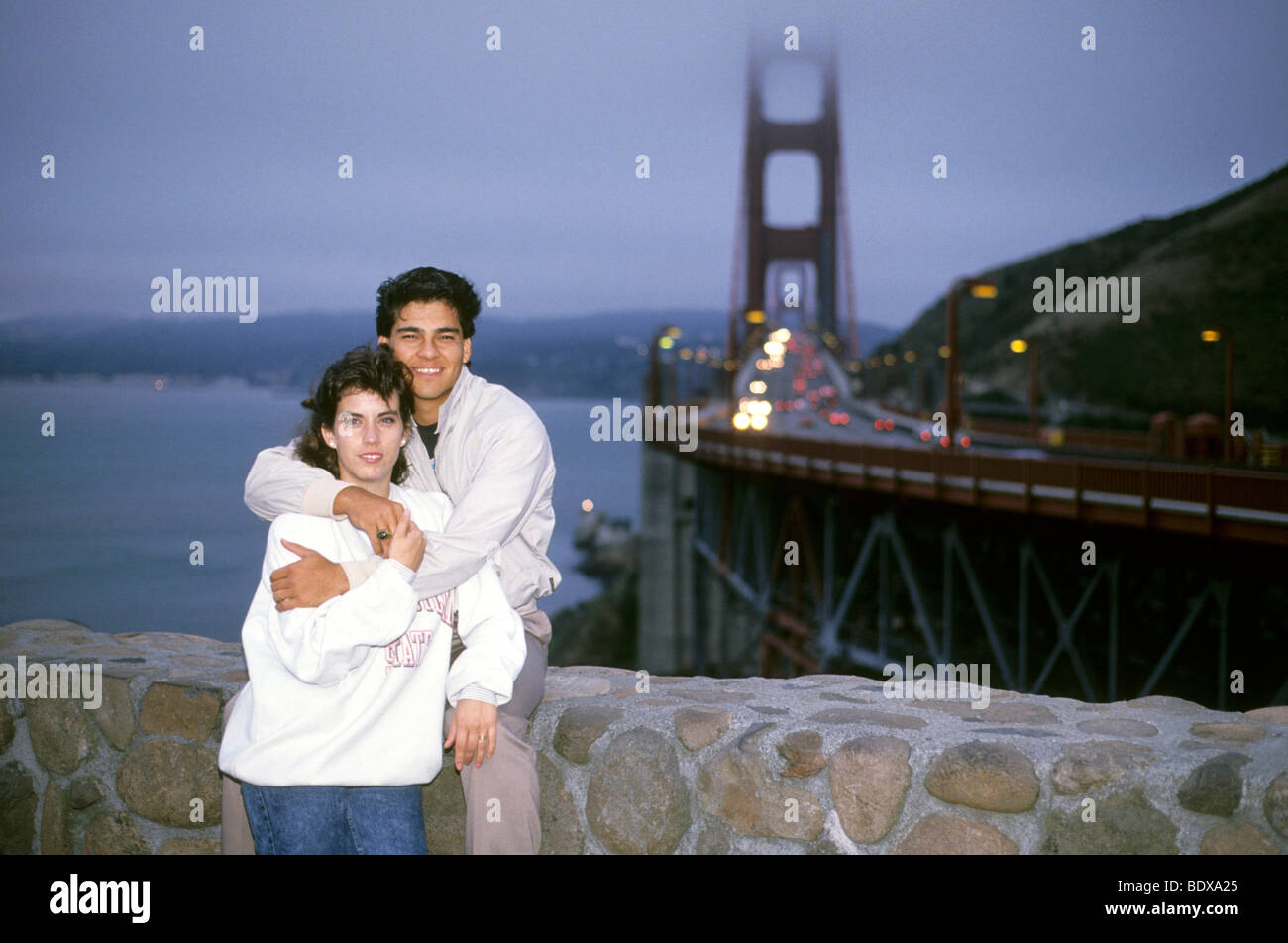 Latin giovane abbraccio e sorriso vicino a San Francisco Golden Gate Bridge California Foto Stock