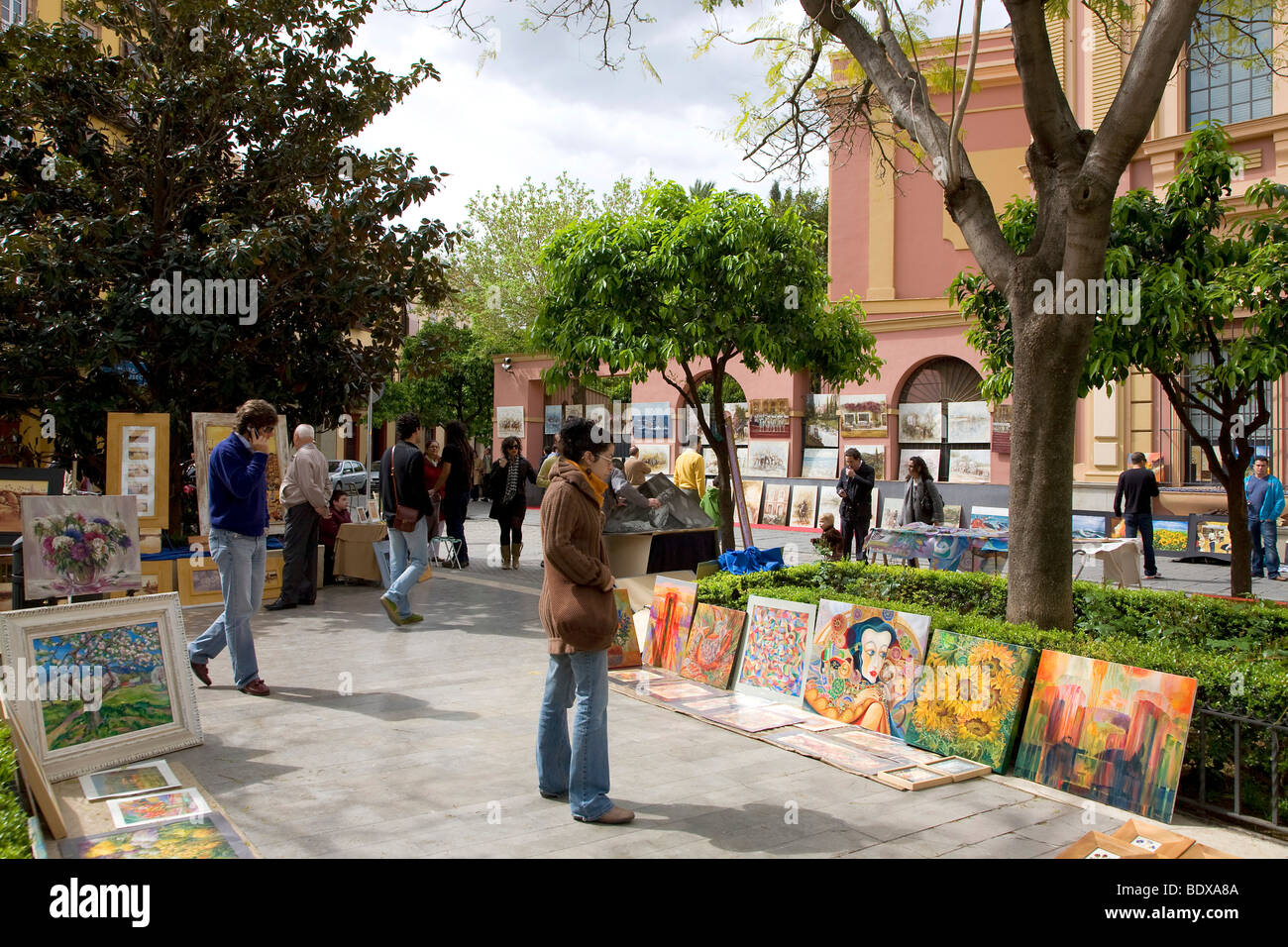 Marcadillo Arte de los domingos, mercato dell arte di domenica in piazza dei musei, cityscape, Plaza del Museo Sevilla, Sevilla, Andal Foto Stock