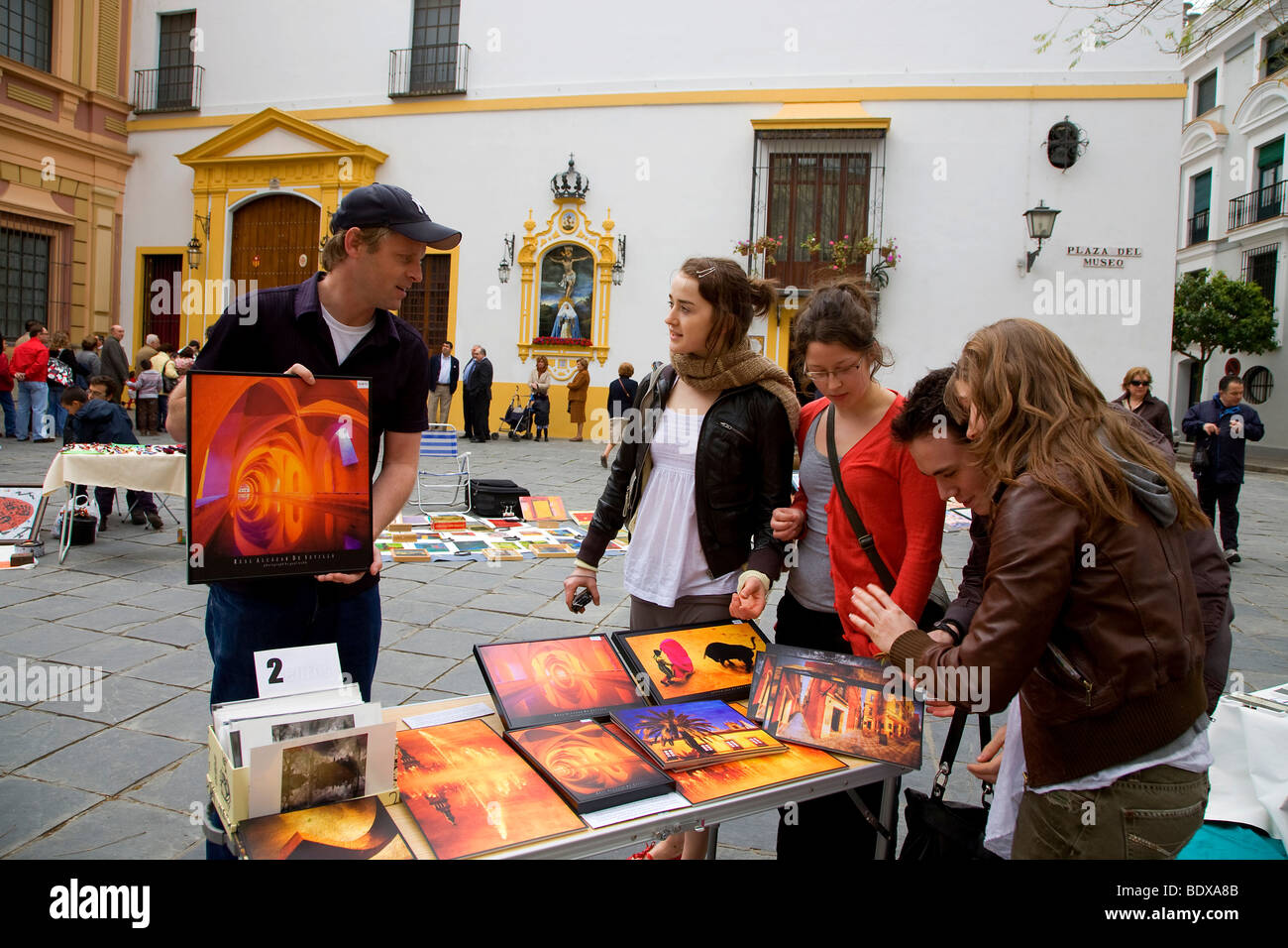Marcadillo Arte de los domingos, mercato dell arte di domenica in piazza dei musei, Plaza del Museo Sevilla, Sevilla, Andalusia, Spagna Foto Stock