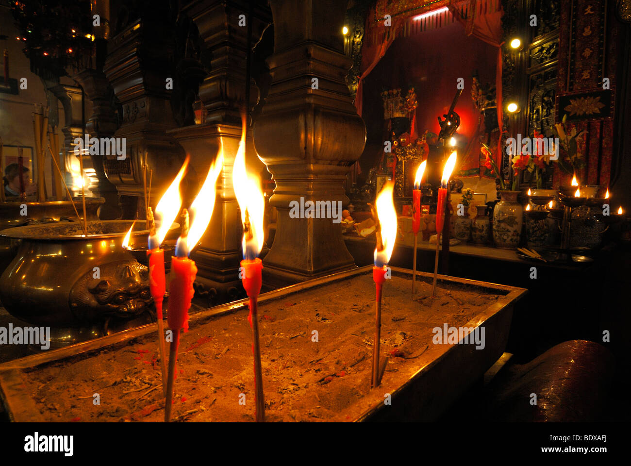 Candele accese nella parte anteriore di un cinese altare buddista in Il Tempio di Man Mo, Hong Kong, Cina, Asia Foto Stock