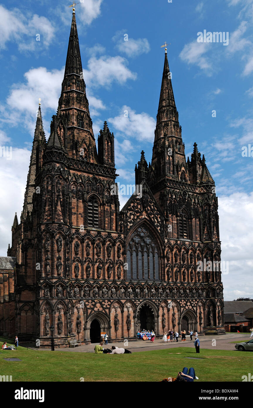 Facciata principale di Lichfield Cathedral, 1256-1340, decorata in stile gotico inglese, la stretta, Lichfield, England, Regno Unito, Europa Foto Stock