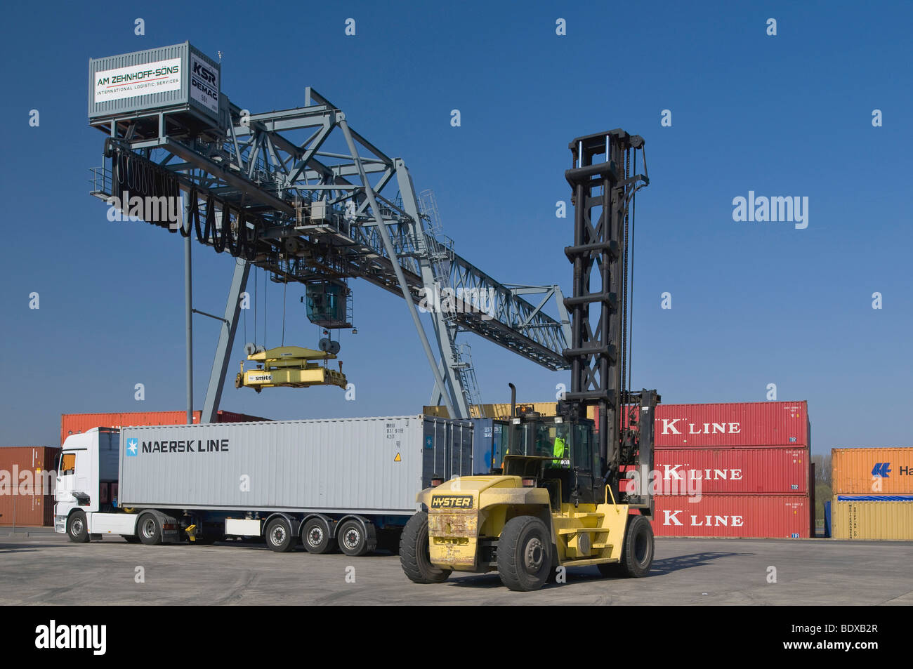 Terminale per container Bonn, carrello essendo caricato con un 40 piedi di contenitore da un gantry crane, Contenitore carrello nella parte anteriore, Nort Foto Stock