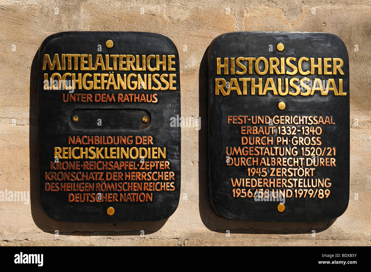 Due schede di segno per attrazioni turistiche presso il municipio, Norimberga, Media Franconia, Germania, Europa Foto Stock