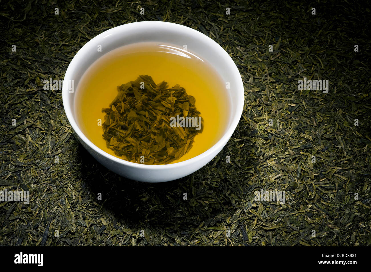 Il tè verde nella tazza di tè sul secco tè Longjing, Cinese del tè Dragonwell Foto Stock