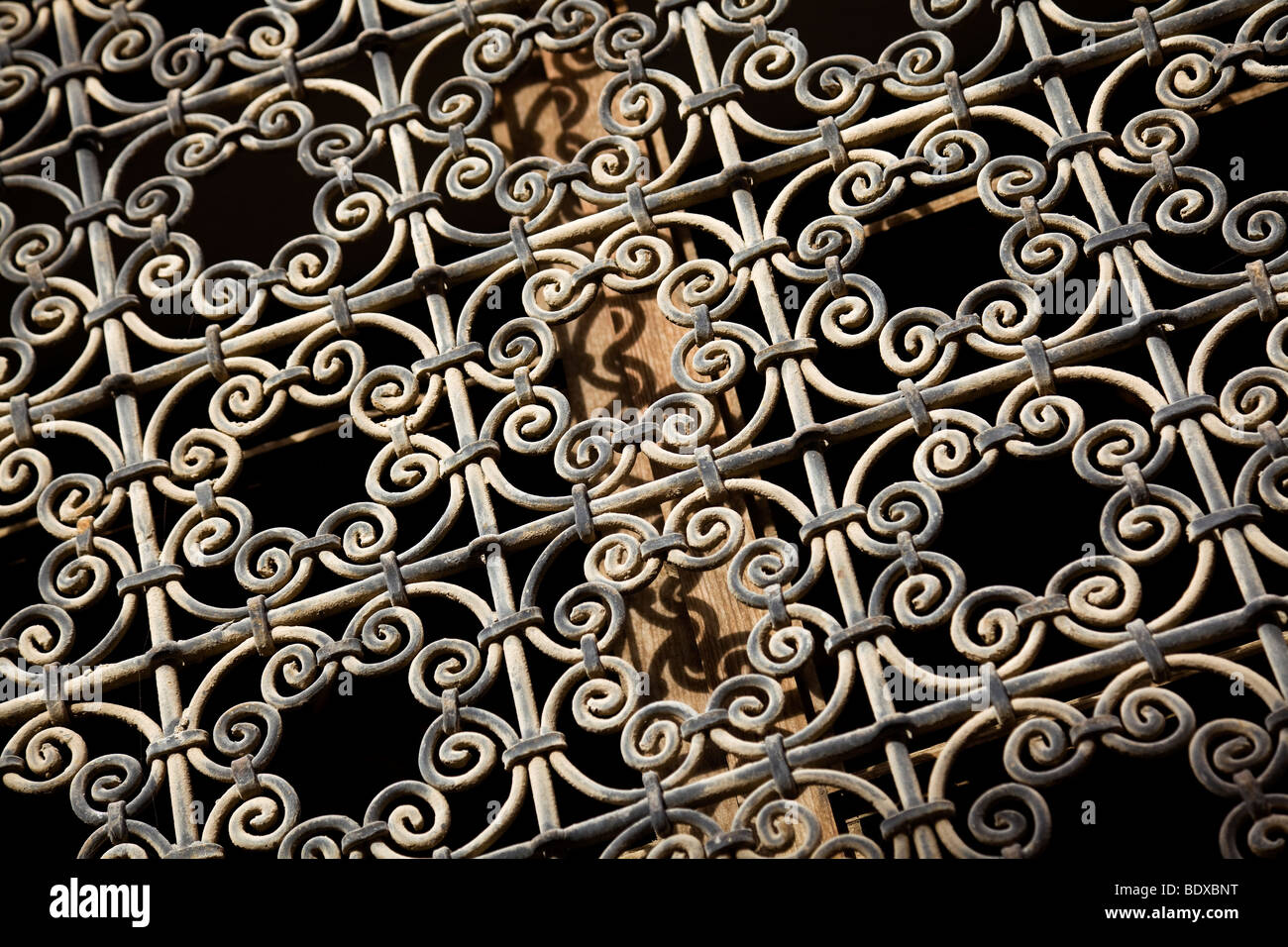 Ornati in lamiera attraverso finestra nel quartiere Mouassine, Marrakech, Marocco Foto Stock