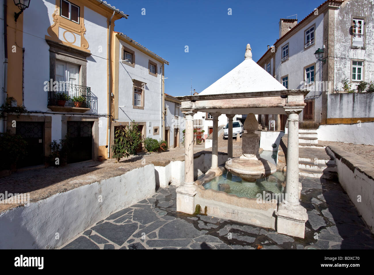 Fonte da Vila (città di Trevi) nel quartiere ebraico di Castelo de Vide, Portogallo. Xvi secolo fontana. Foto Stock