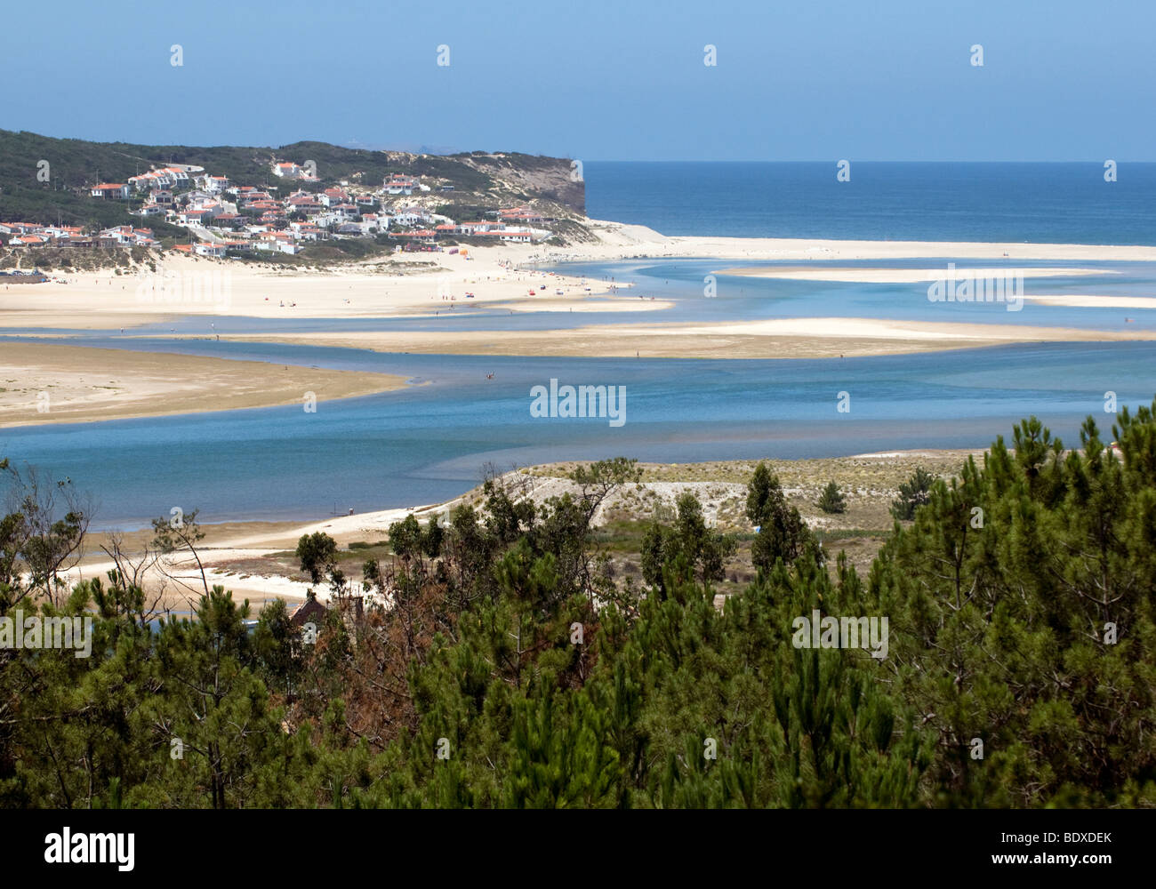 Il resort di Bom Sucesso, su cui si affaccia la bocca della laguna di Óbidos, in Portogallo Costa de Prata (Costa d'argento) Foto Stock
