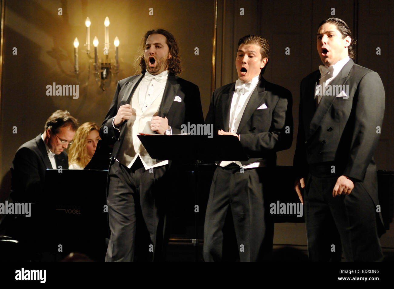 Tre cantanti con pianoforte durante una performance, la Hubertussaal hall, Schloss Nymphenburg castello, Monaco di Baviera, Baviera, Baviera, G Foto Stock