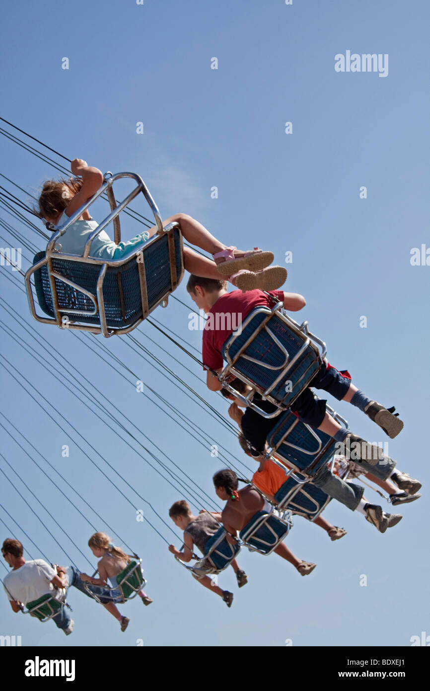 Persone su un chairoplane ad una fiera del divertimento Foto Stock