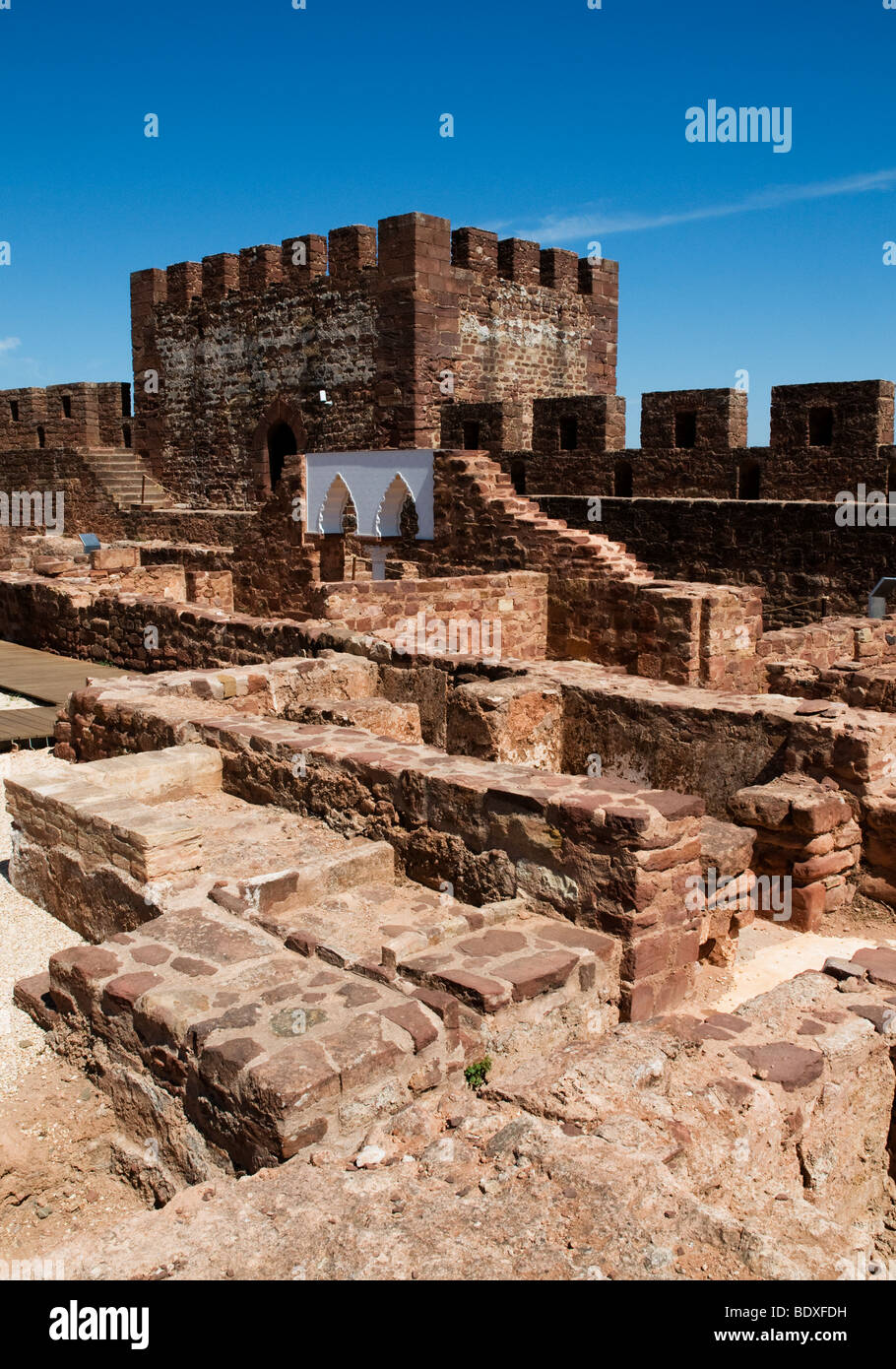 Le fondazioni del Palazzo delle verande con messa a terra entro le mura del castello di Silves in Portogallo Algarve provincia Foto Stock