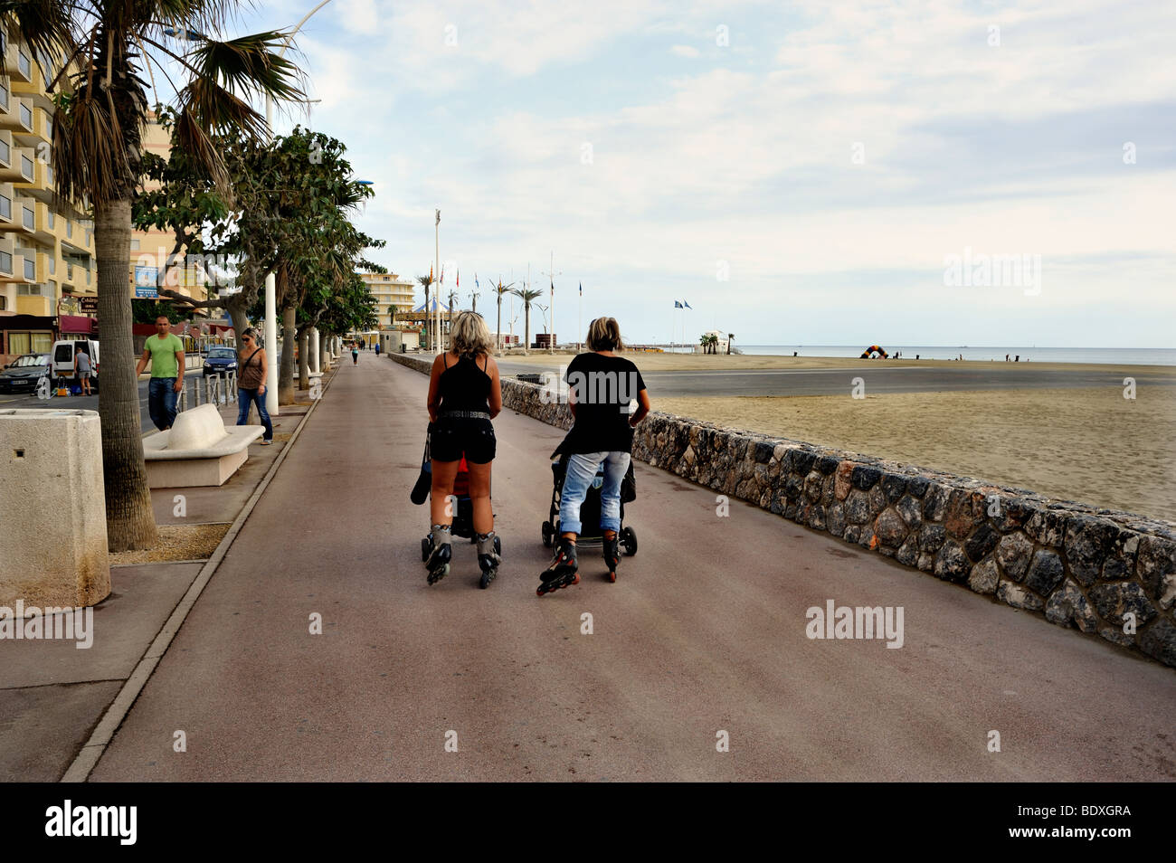 Perpignan, Francia, persone che promuovono sulla costa della spiaggia, "Mar Mediterraneo", donna di Behnd, su Roller Blades con la loro carrozza per bambini, Stroller Foto Stock