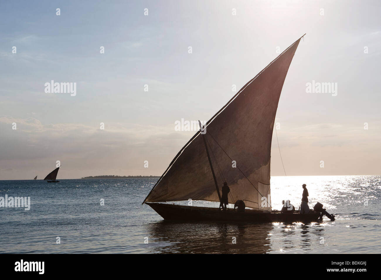 Dhow arabo sulla costa di fronte a Stonetown, Zanzibar, Tanzania Africa Foto Stock