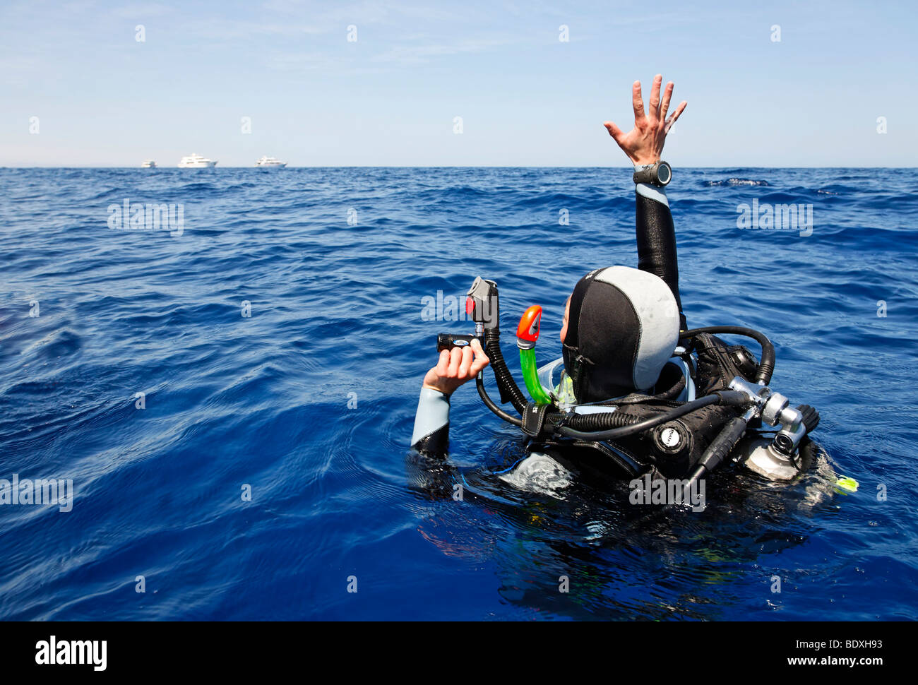 Il drifting subacqueo in mare è il tentativo di ottenere l'attenzione di persone su navi di immersioni all'orizzonte con un avvisatore acustico e agitando, Egyp Foto Stock