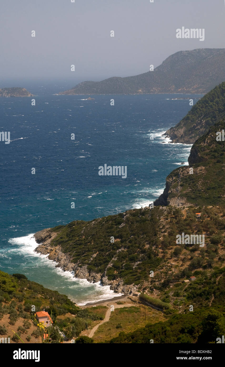Guardando giù la costa dalla città vecchia di Alonissos, Sporades, Grecia Foto Stock
