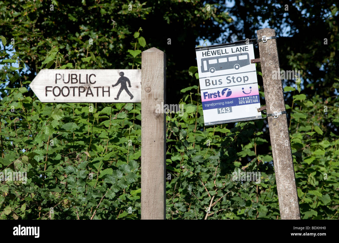 Un sentiero pubblico segno e una fermata degli autobus a firmare in un ambiente rurale, Worcestershire, Inghilterra, Regno Unito. Foto Stock