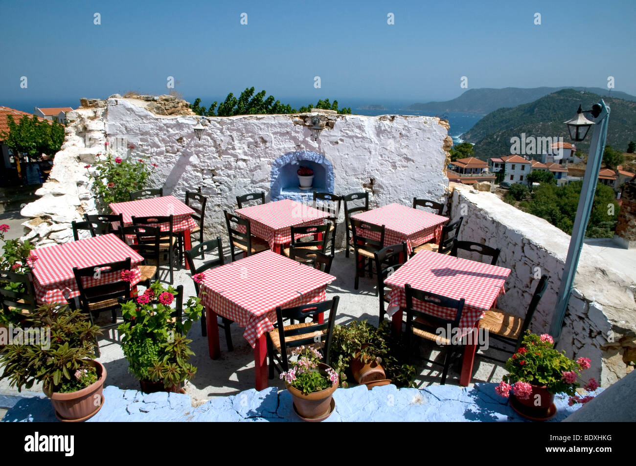 Ristorante in vecchie rovine del tetto - la Città Vecchia, Alonissos, Sporadi Grecia Foto Stock