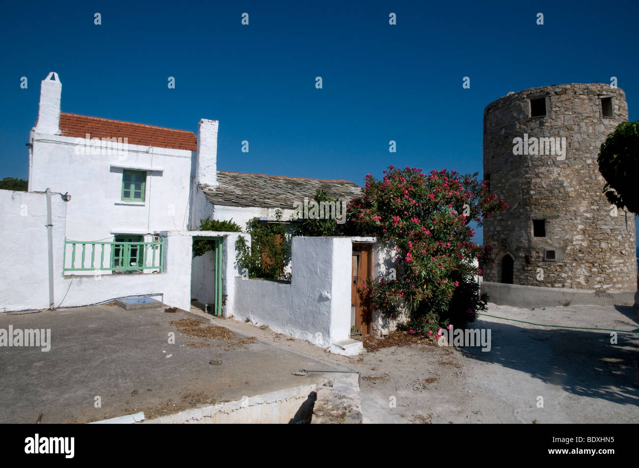 Mulino a vento e casa nel centro storico di Alonissos, Sporadi, Grecia Foto Stock
