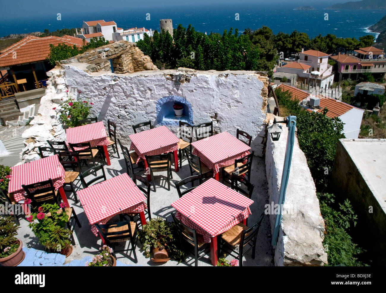 Taverna rustica o ristorante in antiche rovine della città vecchia, Alonissos, Sporades, Grecia Foto Stock