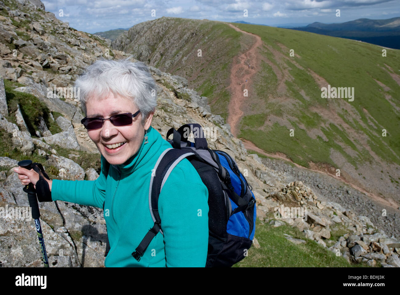 Signora cadde walker su grande timpano nel distretto del Lago Foto Stock