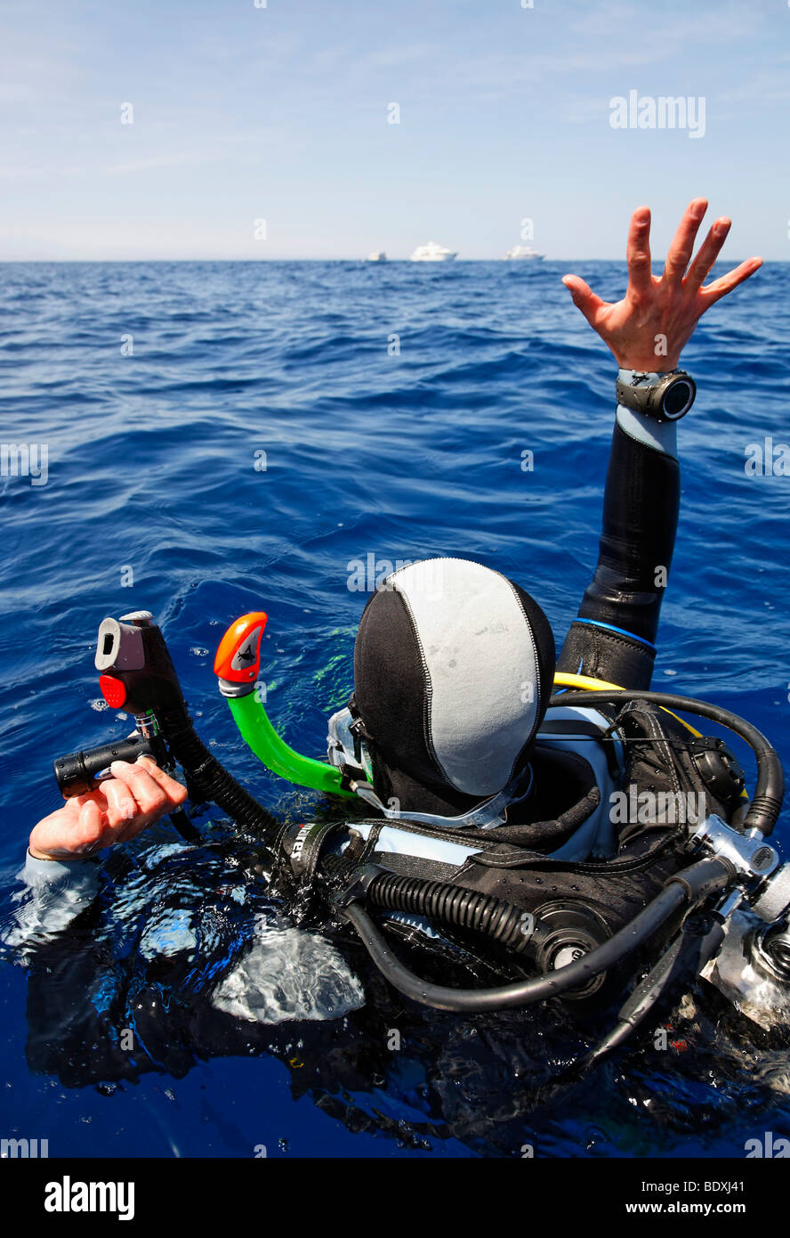 Il drifting subacqueo in mare è il tentativo di ottenere l'attenzione di persone su navi di immersioni all'orizzonte con un avvisatore acustico e agitando, Egyp Foto Stock
