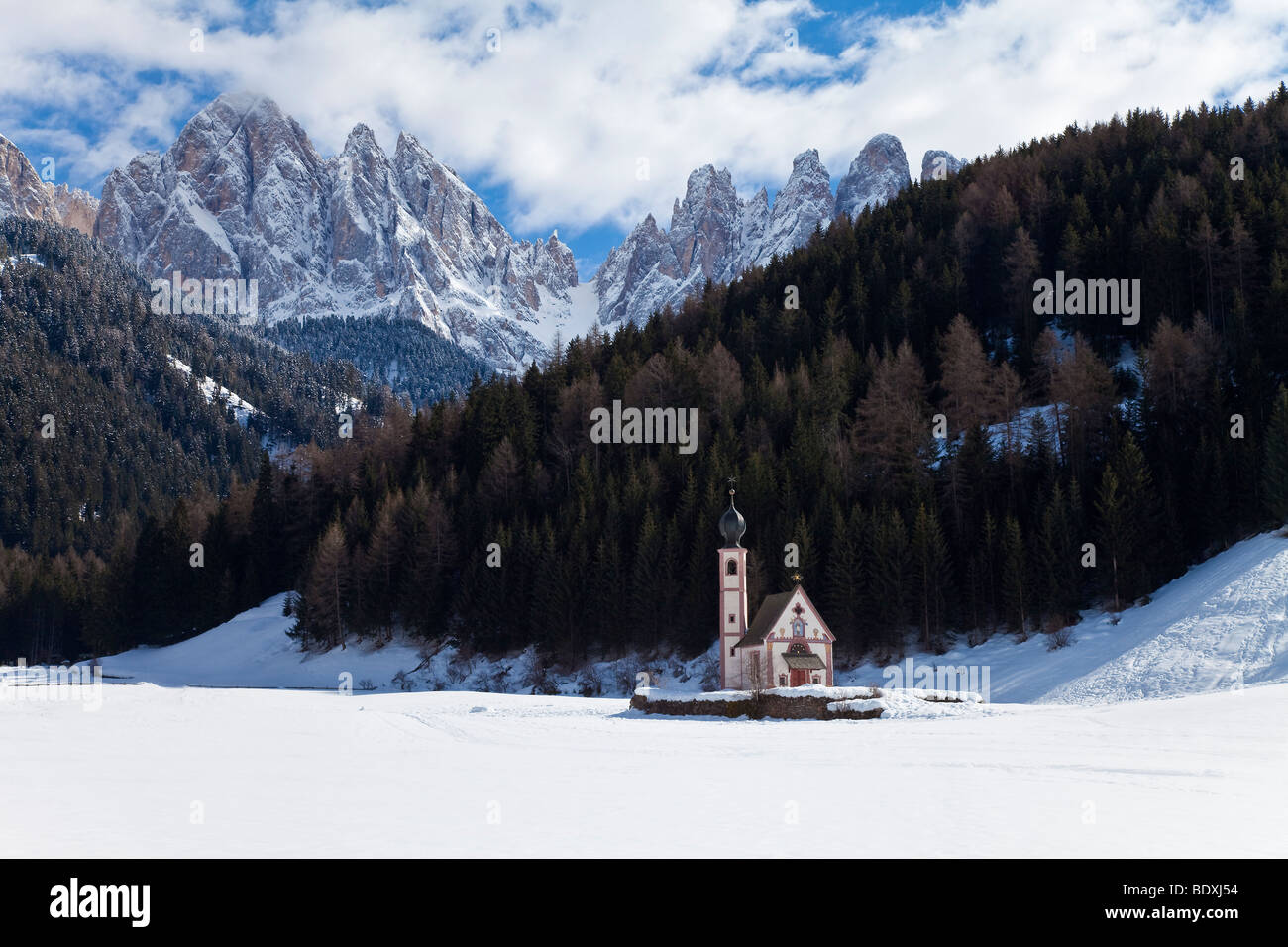 Paesaggio invernale di St Johann chiesa in Ranui in Villnoss, Val di Funes, Dolomiti, Trentino-Alto Adige, Tirol, Italia Foto Stock