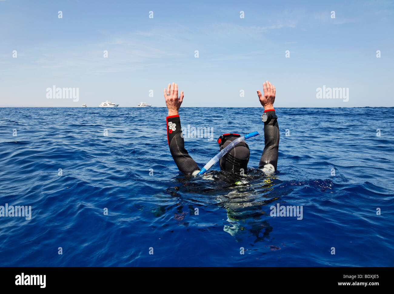 Il drifting subacqueo in mare è il tentativo di ottenere l'attenzione di persone su navi di immersioni all'orizzonte agitando, Egitto, Mare Rosso, Africa Foto Stock