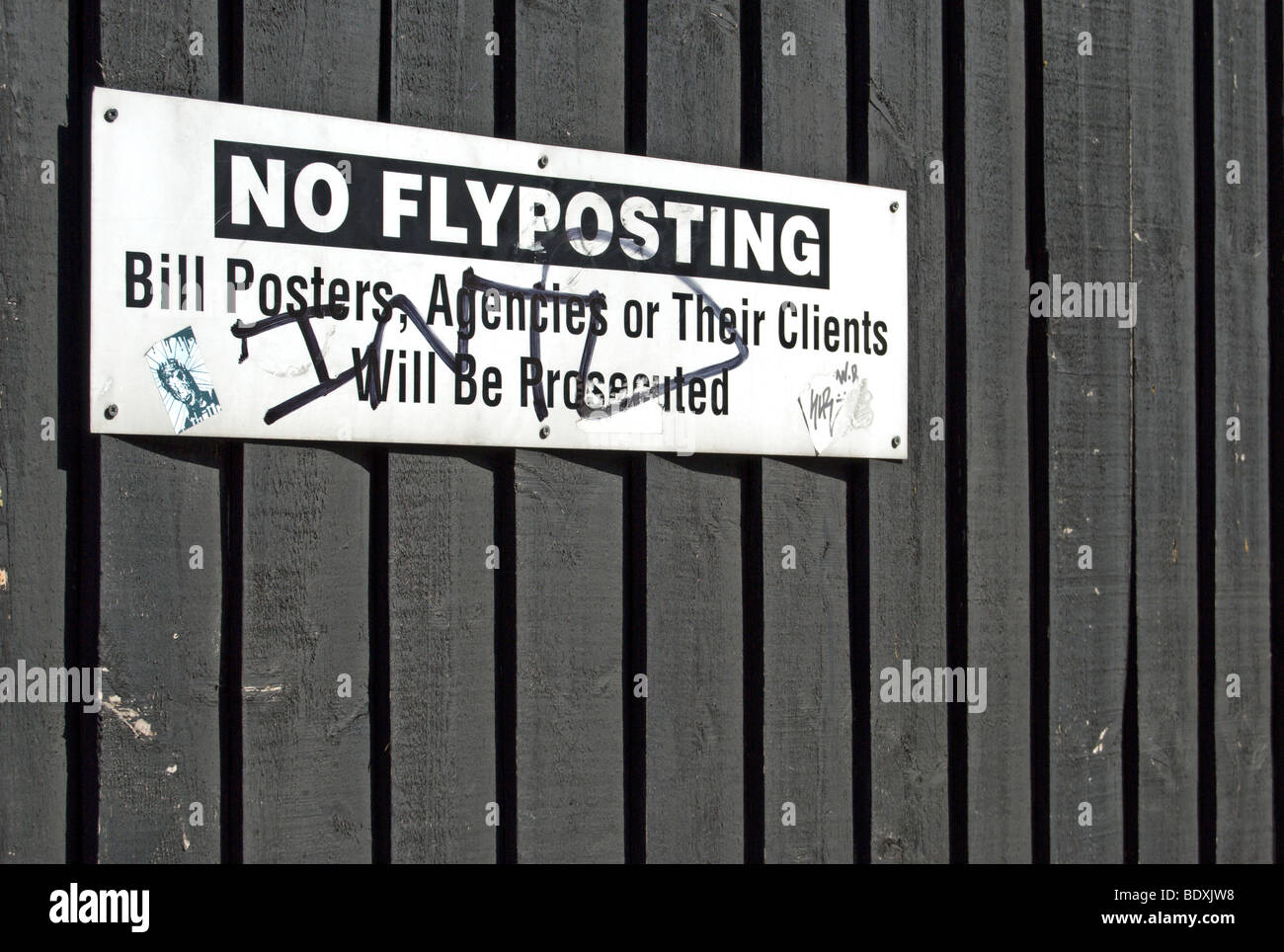 Nessun avviso flyposting, contrassegnati con graffiti, su una staccionata di legno a South Kensington, Londra, Inghilterra Foto Stock