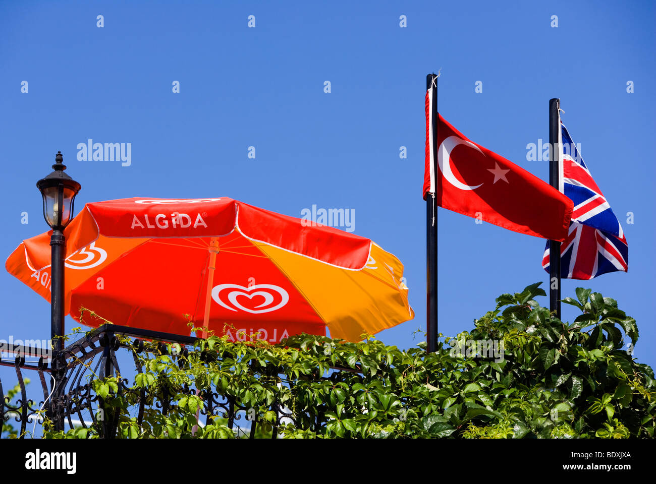Ombrellone e bandiere, bodrum, Turchia, Asia Minore, Eurasia Foto stock -  Alamy