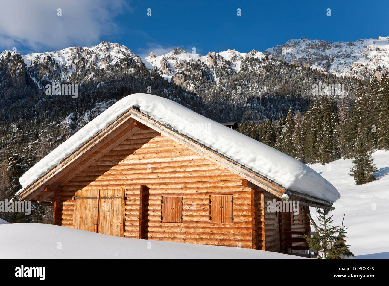 Rifugio di montagna in inverno la neve, Puez Odle Parco Nazionale, Dolomiti, Alto Adige, Trentino Alto Adige, Italia Foto Stock