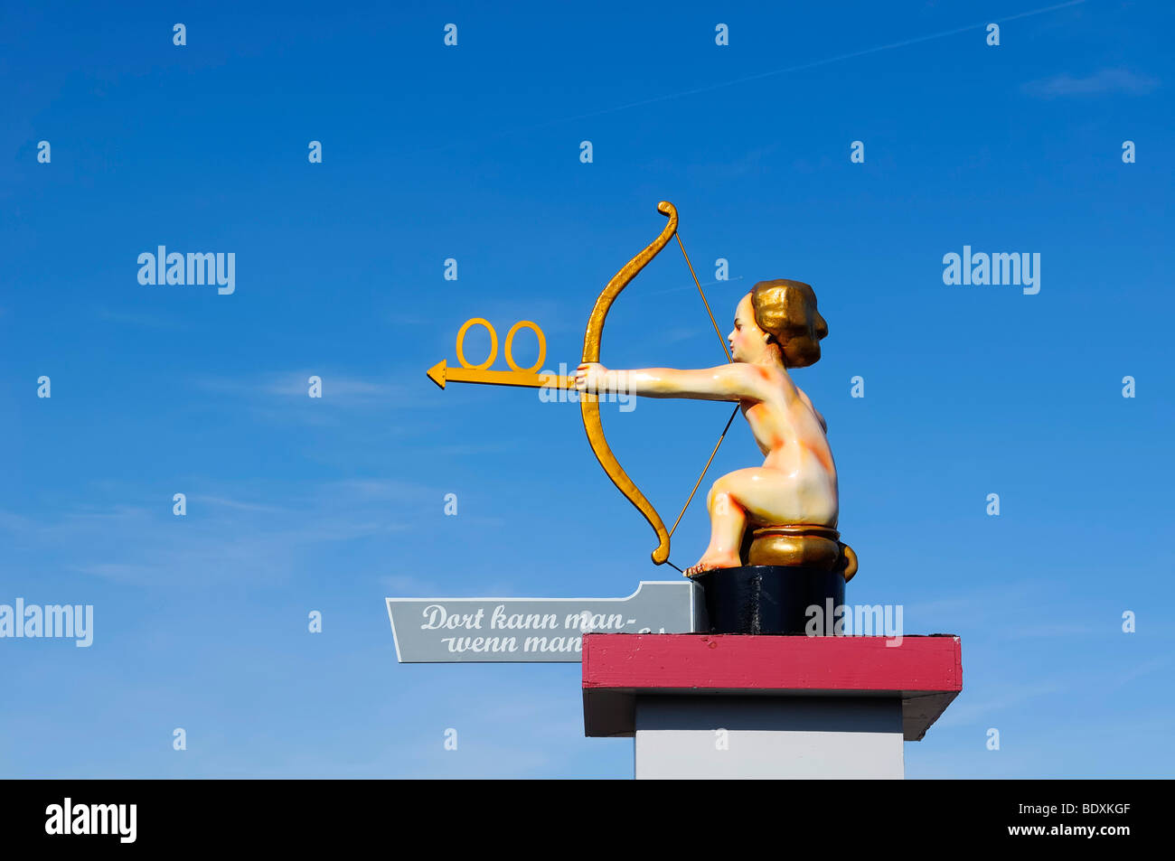 Guidepost per la toilette, Angelo con arco e frecce, Oktoberfest a Monaco di Baviera, Baviera, Baviera, Germania, Europa Foto Stock
