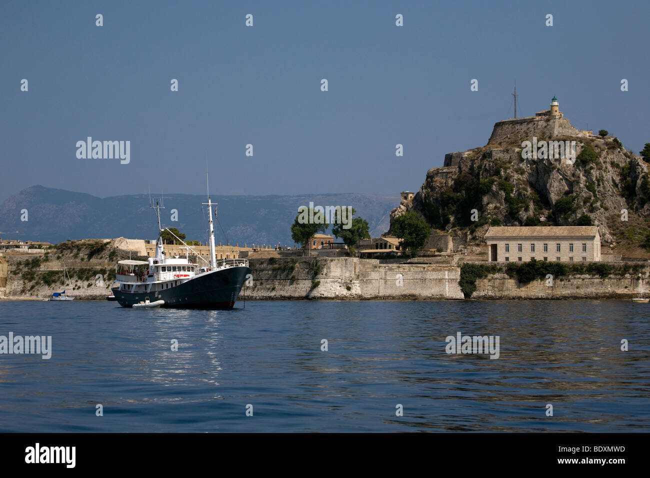 Imbarcazione turistica prima della vecchia fortezza di Corfù, Grecia. Nessuna proprietà release. Nessun modello di rilascio Foto Stock