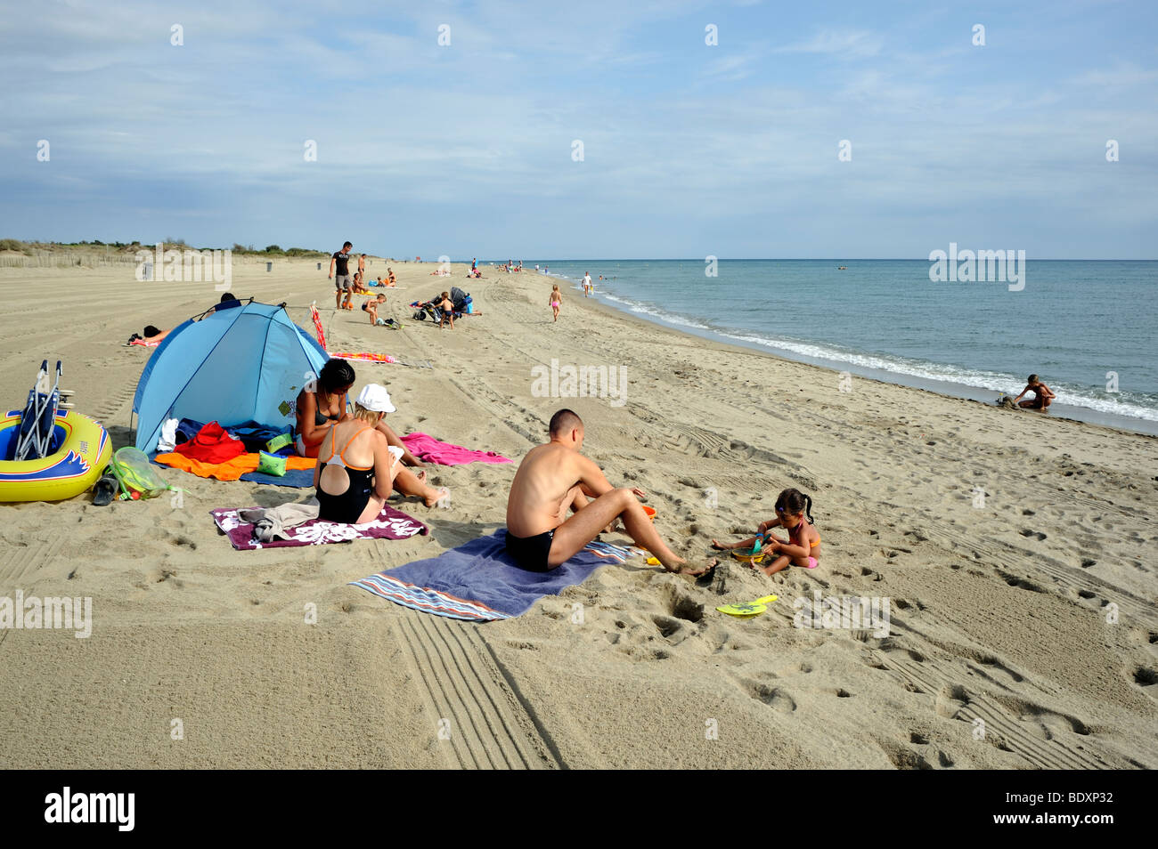 Canet-en-Roussillon, Francia, famiglie rilassante sul Mediterraneo Ocean Beach (vicino a Perpignan), Foto Stock