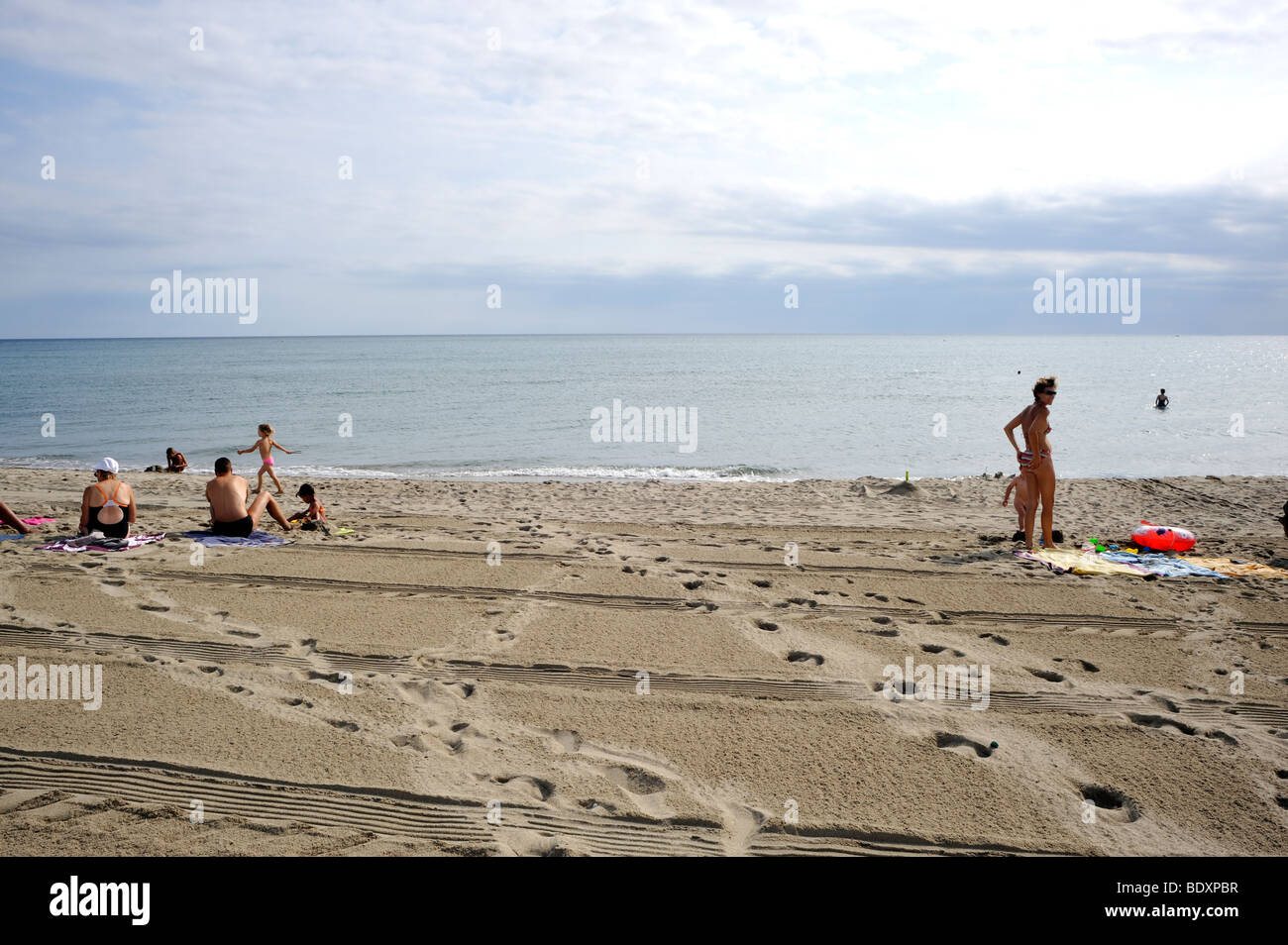 Canet-en-Roussillon, Francia, famiglie su "Mediterraneo Oceano" (spiaggia vicino a Perpignan), Foto Stock