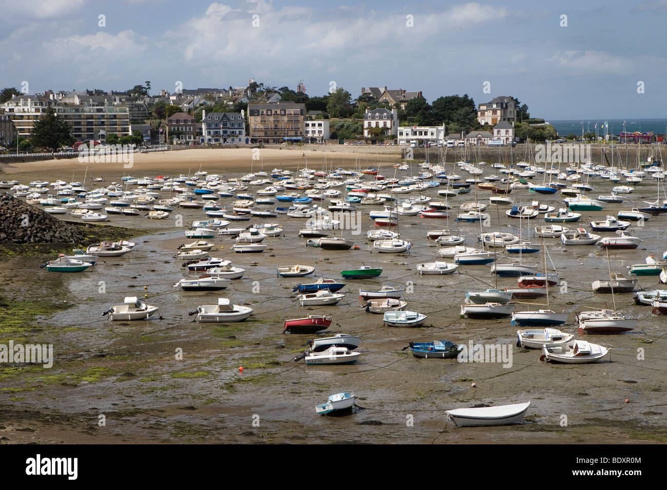 Francia, Bretagna, Saint-Quay-Portrieux, vecchio porto d'echouage durante la bassa marea Foto Stock