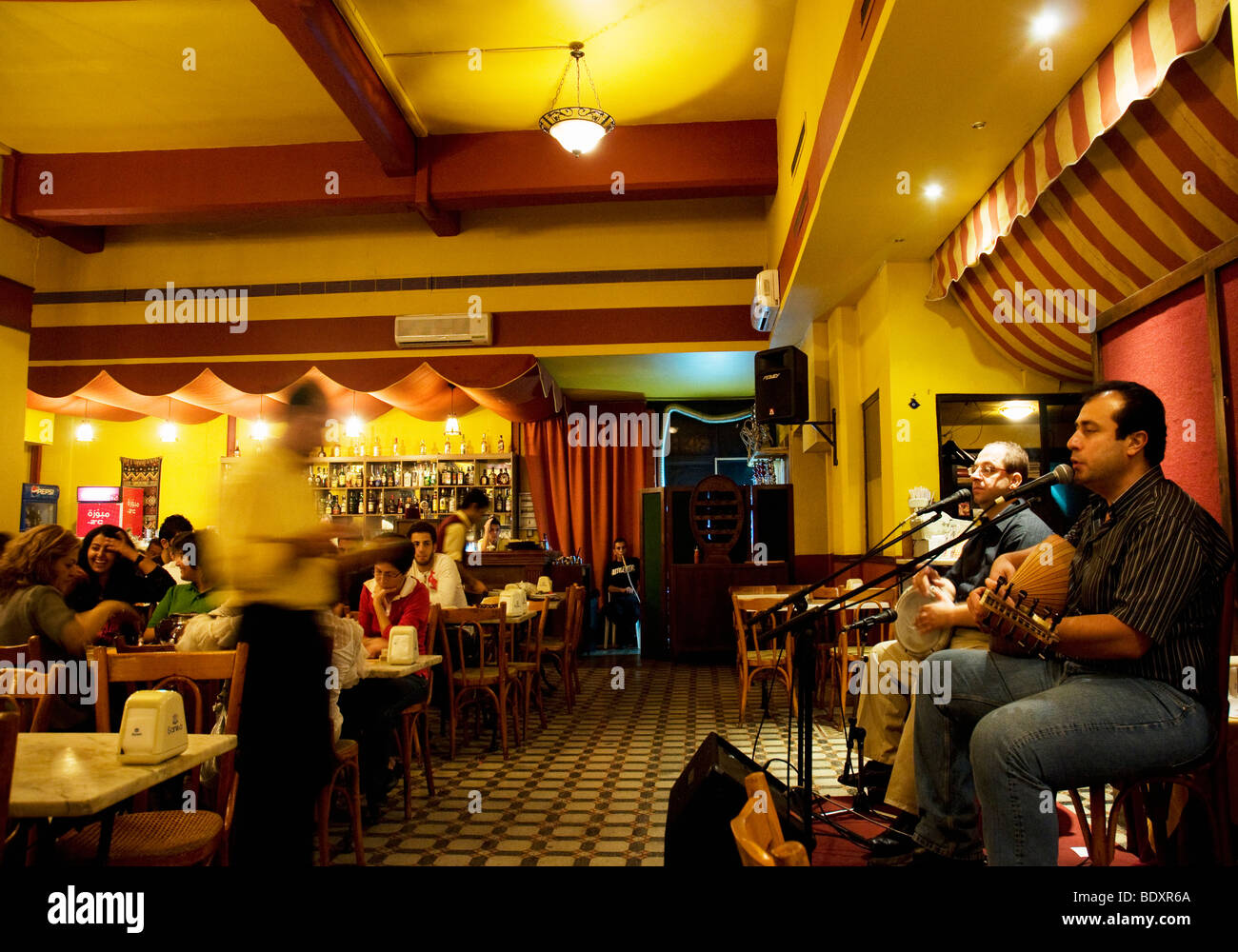 Ai clienti di godere di una notte fuori presso il Café Gemmayzeh - noto anche come il vetro Café - a Beirut, Libano Foto Stock