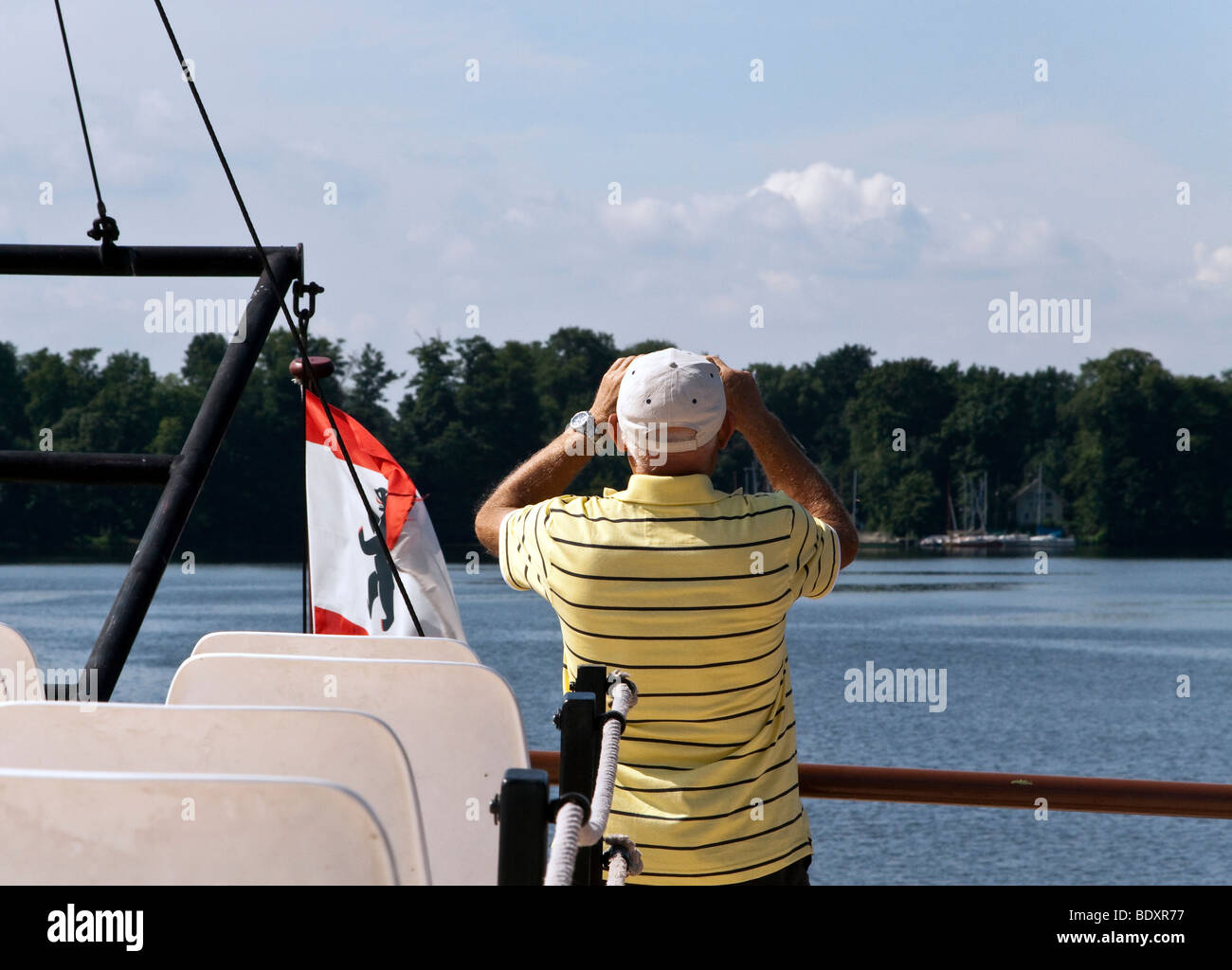 Senior citizen su una crociera in battello a vapore godendo la vista di Berlino, Germania, Europa Foto Stock