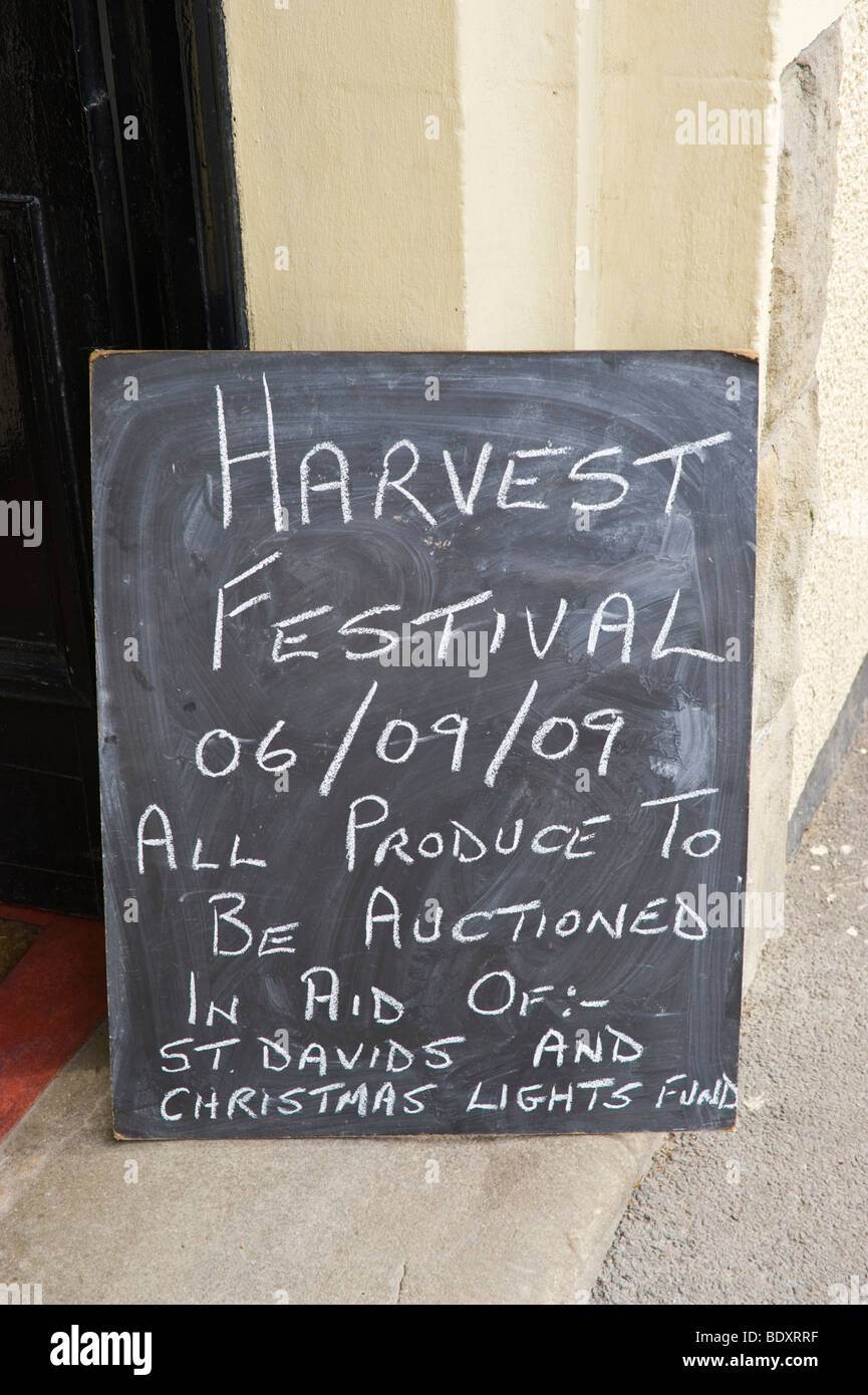 Raccolta annuale festival asta benefica di alimenti e prodotti locali si tiene annualmente a filantropico Pontywaun Inn South Wales UK Foto Stock