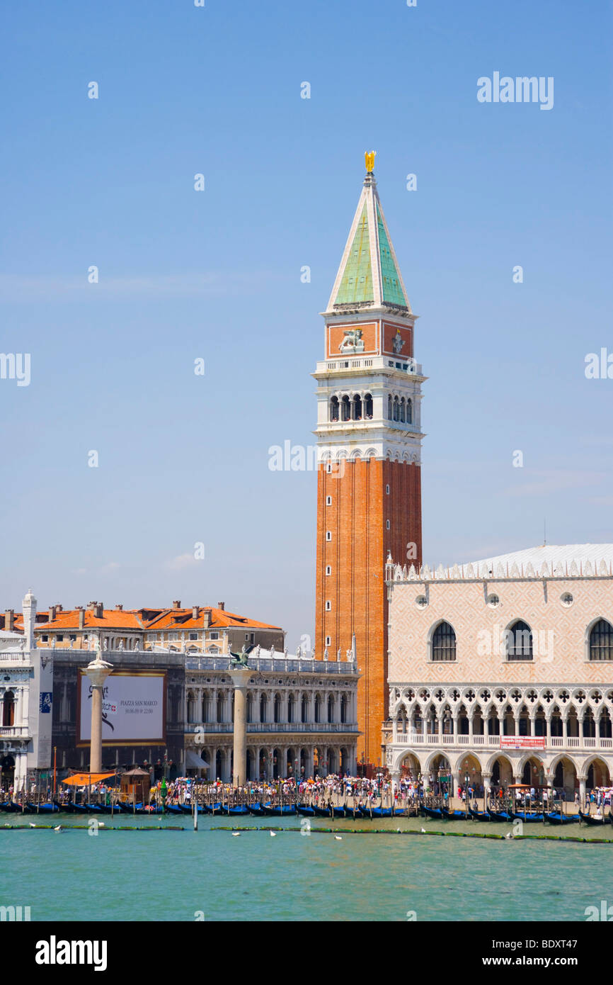 Vista su Piazza San Marco con il Campanile di San Marco, il Campanile ed il Palazzo Ducale, il Palazzo dei Dogi, dal Bacino di San M Foto Stock