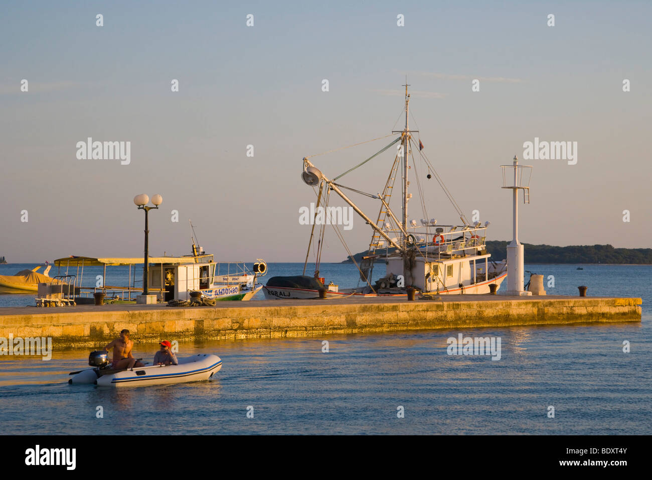 Porto di Fasana con la pesca e gite in barca per le isole Brioni, Istria, Croazia, Europa Foto Stock