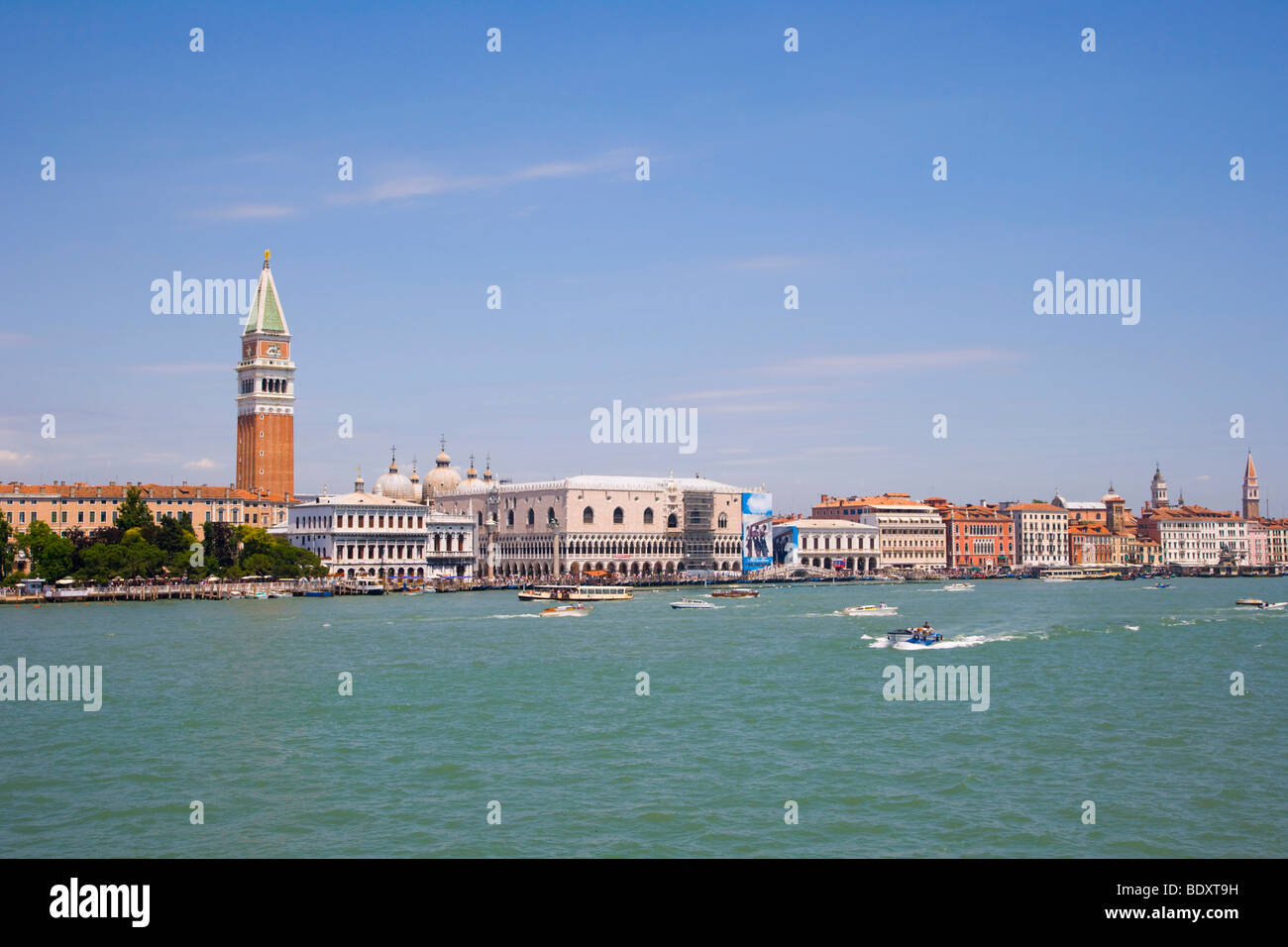 Vista su Piazza San Marco con il Campanile di San Marco, il Campanile ed il Palazzo Ducale, il Palazzo dei Dogi, dal Canale della Gi Foto Stock