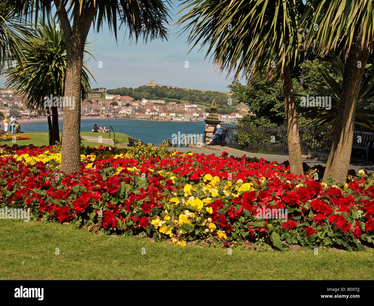 Vista del Castello di Scarborough da South Cliff Gardens Regno Unito Foto Stock